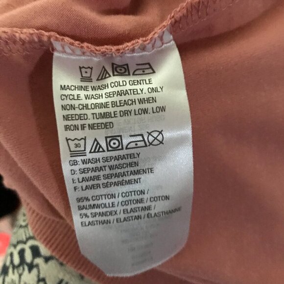 D & Co. Essemtials V-neck t-shirt top with long sleeves.  Size L. Summer - Picture 9 of 10